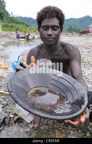 L'homme d'or dans le panoramique de la rivière polluée Jaba découlant de la mine de cuivre de Panguna. La région autonome de Bougainville, PNG Banque D'Images