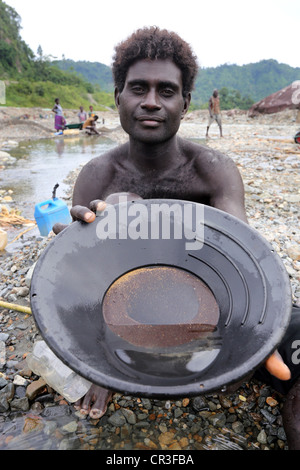 L'homme d'or dans le panoramique de la rivière polluée Jaba découlant de la mine de cuivre de Panguna. La région autonome de Bougainville, PNG Banque D'Images