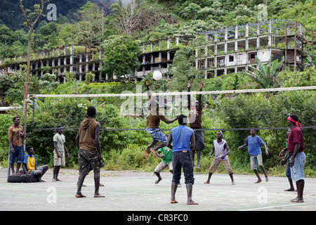 Terrain de volley-ball dans l'ancienne mine de cuivre détruit ville de Panguna. Région autonome de Bougainville, en Papouasie-Nouvelle-Guinée Banque D'Images