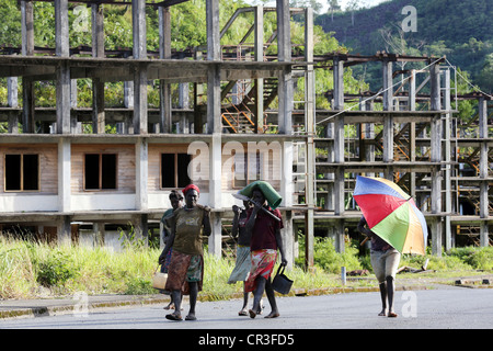 Rondelle d'or sur le chemin du retour dans l'ancienne mine de cuivre détruit ville de Panguna. La région autonome de Bougainville, PNG Banque D'Images