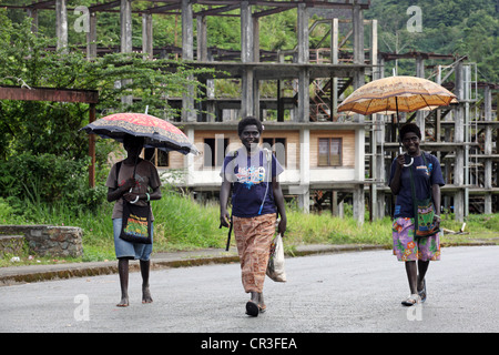 Rondelle d'or sur le chemin du retour dans l'ancienne mine de cuivre détruit ville de Panguna. La région autonome de Bougainville, PNG Banque D'Images