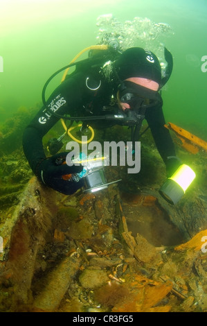 Plongée sous marine avec des munitions, cartouches, balles, dans l'épave sous-marine du chalutier mine 'paysan' Collective, de la Mer Noire Banque D'Images