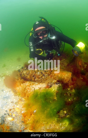 Plongée sous marine avec des munitions, cartouches, balles, dans l'épave sous-marine du chalutier mine 'paysan' Collective, de la Mer Noire Banque D'Images