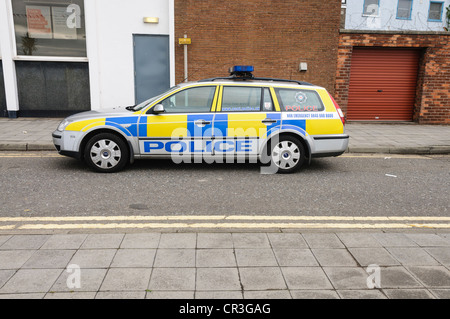 Voiture de police stationnés illégalement sur double lignes jaunes Banque D'Images