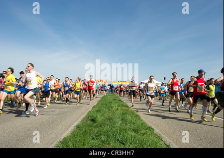 Début du Marathon de Fribourg, 03.04.2011, Freiburg im Breisgau, Bade-Wurtemberg, Allemagne, Europe Banque D'Images