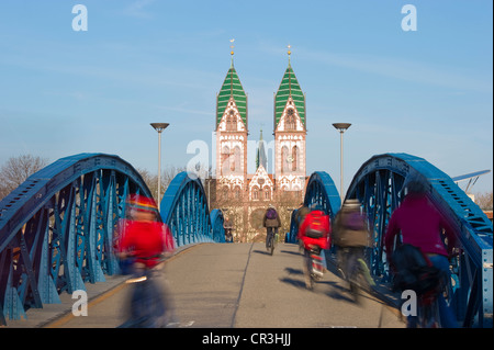 Blue Bridge et les cyclistes avec motion blur, Freiburg im Breisgau, Forêt-Noire, Bade-Wurtemberg, Allemagne, Europe Banque D'Images