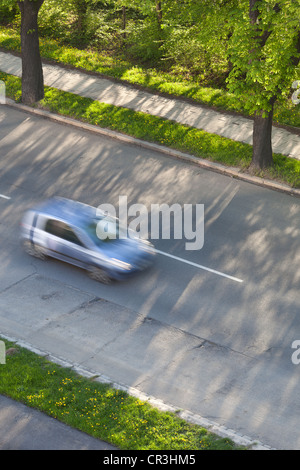 Concept - Excès de wagons en mouvement rapide sur une route sur une belle journée ensoleillée (le Rac est flou de mouvement pour transmettre le mouvement) Banque D'Images