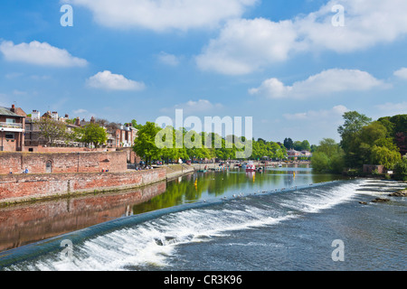 Chester Weir traversant la rivière Dee à Chester, Cheshire England UK GB EU Europe Banque D'Images