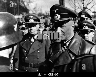 Rundstedt, Gerd von, 12.12.1875 - 24.2.1953, maréchal de campagne allemand (Generalfeldmarschall), demi-longueur, décoration des soldats, France, 1940, Banque D'Images