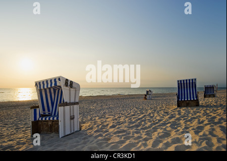 Chaises de plage en osier couvert sur la plage, Westerland, l'île de Sylt, Schleswig-Holstein, Allemagne, Europe Banque D'Images