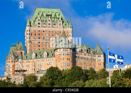 Canada, Québec, province de Québec, de la Vieille Ville inscrite au Patrimoine Mondial de l'UNESCO, le Château Frontenac et drapeau du Québec Banque D'Images