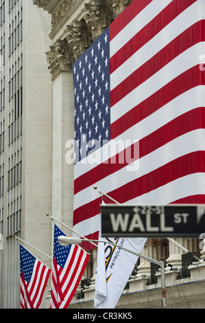 Des drapeaux américains à Wall Street, Manhattan, New York, USA Banque D'Images