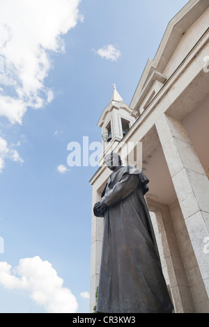 Colle Don Bosco, statue de Don Bosco, fondateur de l'ordre religieux, Don Bosco, centre de pèlerinage de l'église de pèlerinage Banque D'Images