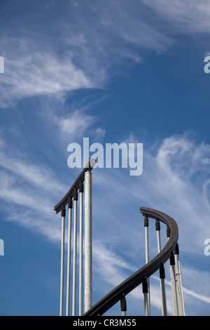 Escaliers en face d'un ciel bleu, PublicGround Banque D'Images