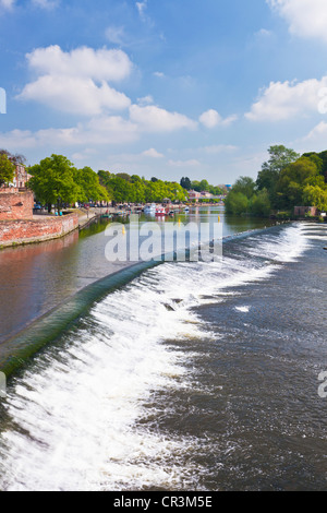 Chester Weir traversant la rivière Dee à Chester, Cheshire England UK GB EU Europe Banque D'Images