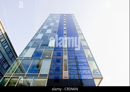 Skyscraper avec panneaux solaires façade, Freiburg im Breisgau, Bade-Wurtemberg, Allemagne, Europe Banque D'Images
