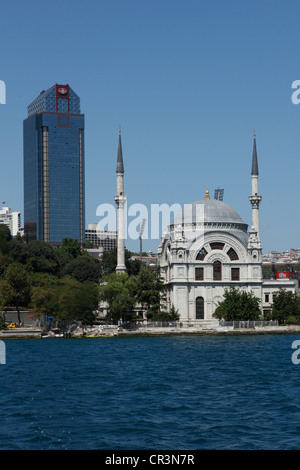 La Turquie, Istanbul, centre historique, patrimoine mondial de l'UNESCO, la Mosquée de Dolmabahçe et Ritz-Carlton Hotel sur banques Bosphore Banque D'Images