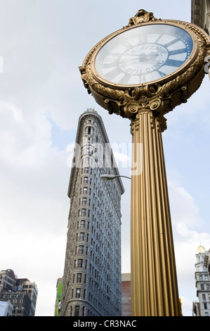 En face de l'horloge Flatiron Building, Manhattan, New York, USA Banque D'Images