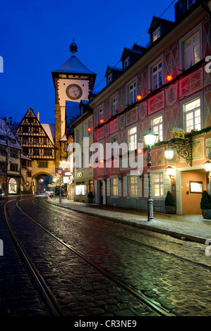 Tour-porte Schwabentor Christmassy et enneigés et vieille ville de Freiburg im Breisgau, Forêt-Noire, Bade-Wurtemberg Banque D'Images