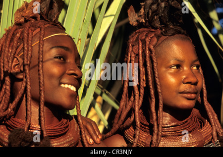 La Namibie, région de Kunene, Kaokoland, portrait de deux jeunes filles himba Banque D'Images