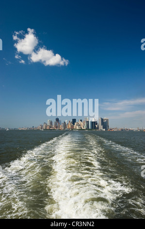 Vue vers l'horizon de Manhattan depuis le ferry de Staten Island, New York, USA Banque D'Images