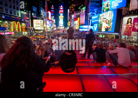 Rassemblement de personnes la nuit à Times Square, Manhattan, New York, USA Banque D'Images