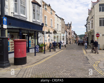 Les touristes flânant dans les High Street vers le quai dans le centre-ville historique du nord du Pays de Galles Conwy Banque D'Images