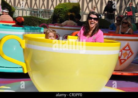 Les familles s'amusant sur Disneyland's Plateau Tasses et soucoupes attraction dans Fantasyland Banque D'Images