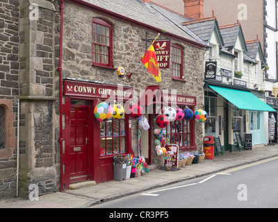 Pour l'industrie touristique, une boutique de cadeaux et un poisson du pêcheur et Friterie dans le Nord du Pays de Galles Conwy Castle Street Banque D'Images