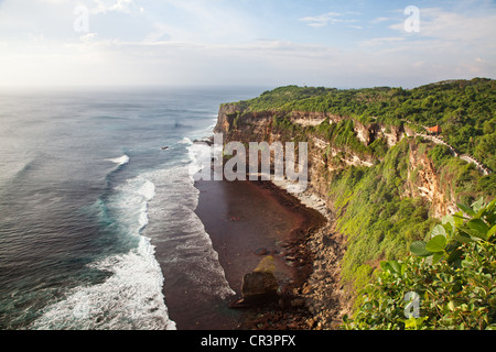 Coucher du soleil sur la plage de rochers à proximité de Ulawatu temple à Bali, Indonésie Banque D'Images