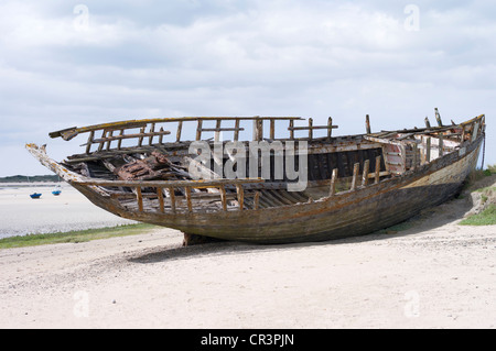 Bateau en bois, épave échouée sur la plage Banque D'Images