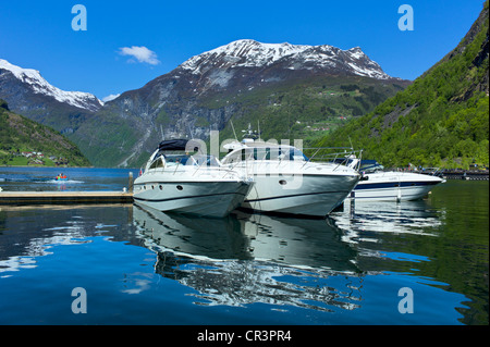 Bateaux dans le Geirangerfjord, Norvège, Scandinavie, Europe Banque D'Images