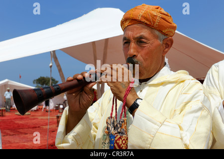 Maroc, Région de l'oriental, la Reggada danse traditionnelle et la musique sur la plage Banque D'Images