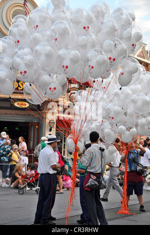 Exposition magnifique du célèbre Mickey Mouse white ballons d'hélium offerts par les fournisseurs au Parc Disneyland, Anaheim, Californie Banque D'Images