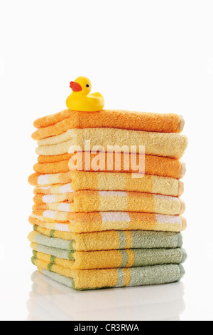 Pile de serviettes avec un canard en caoutchouc Banque D'Images