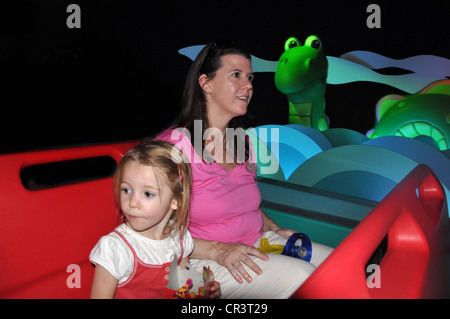 Les familles bénéficiant de la balade à travers l'attraction 'It's a Small World" à Disneyland, Anaheim, Californie Banque D'Images