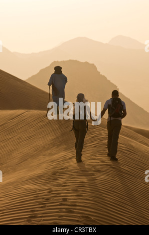 L'Algérie, Sahara près de Djanet, Tassili N'Ajjer, Massif du parc national classé au Patrimoine Mondial de l'UNESCO, randonnée pédestre, accompagné d'un guide touareg, Banque D'Images