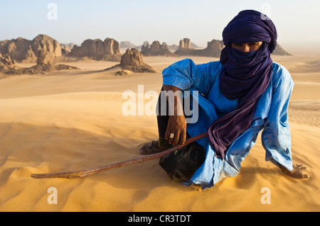 L'Algérie, Sahara près de Djanet, Tassili N'Ajjer, Massif du parc national classé au Patrimoine Mondial de l'UNESCO, Moussah, guide touareg dans le sable Banque D'Images