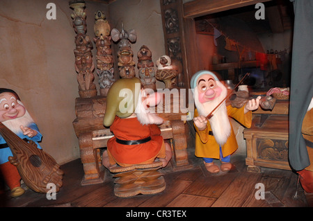 Lire de la musique au nains Snow White's Scary attraction aventure au Parc Disneyland, Anaheim, Californie Banque D'Images