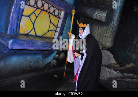 La Reine du mal dans l'attraction effrayante de Snow White à Fantasyland, à Disneyland, Anaheim, Californie, États-Unis Banque D'Images