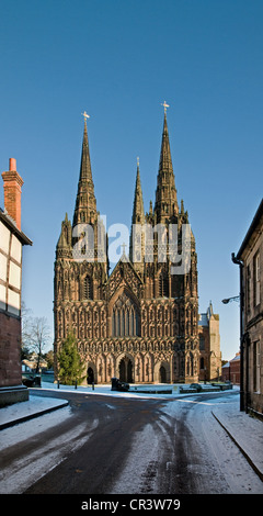 Avant de l'ouest de la cathédrale de Lichfield Staffordshire England montrant trois spires sur un jour de neige avec ciel bleu clair en décembre 2010 Banque D'Images