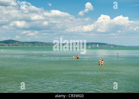 Les vacanciers s'amuser dans les eaux du Lac Balaton à Tihany en Hongrie. Banque D'Images