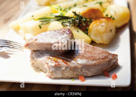 Steak de thon grillé, asperges, Pommes sautées dans le beurre Banque D'Images