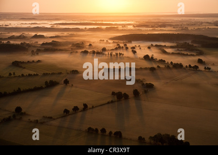 La France, l'Orne, Parc naturel régional du Perche, le lever du soleil dans la campagne de Feings (vue aérienne) Banque D'Images