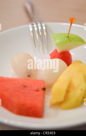 Mélanger les fruits , ananas et melon ramboutan green apple on white plate Banque D'Images