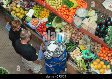 Exposant la vente de produits frais et locaux à des clients au marché municipal couvert à Sal Rei Boa Vista Cap Vert Banque D'Images