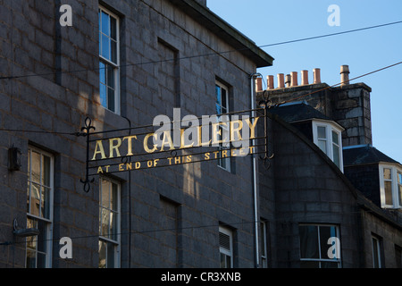 Sign entre les bâtiments et la direction de la galerie d'art d'Aberdeen, Écosse Banque D'Images