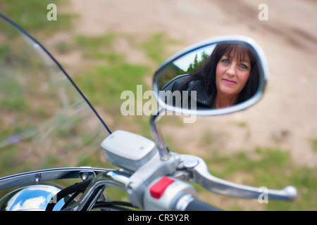 Reflet miroir - Portrait of Native American Woman avec sa motocyclette Banque D'Images