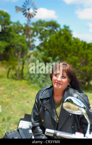 Biker Lady - Portrait of Native American Woman en blouson de cuir avec sa motocyclette Banque D'Images