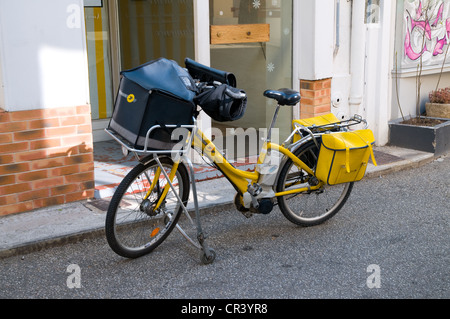 Vélo jaune de La Poste la distribution du courrier dans la Grand Rue Sainte Foy les Lyon France Banque D'Images